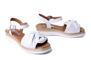 Artiker Relaks 58C3194 Biały, sandały damskie. Białe sandały Artiker Relaks, bez wzorów, ze skóry, bez obcasa, na koturnie, bez zapięcia. Za 239,90 zł.