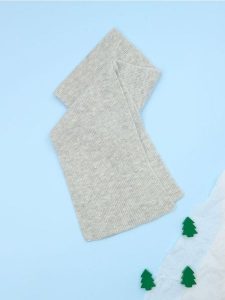 Szalik - szary. Szare szaliki Sinsay, z aplikacjami, z materiału. Za 39,99 zł.