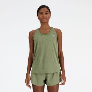 Koszulka damska New Balance WT41250DHO – zielona. Zielone bluzki New Balance, s, bez wzorów, z materiału, sportowe, bez kołnierzyka, bez ramiączek. Za 69,99 zł.