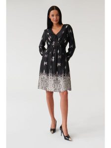 TATUUM Sukienka w kolorze czarnym rozmiar: 46. Czarne sukienki Tatuum, bez wzorów, z wiskozy, bez kołnierzyka, bez ramiączek, midi. Za 165,71 zł.