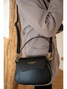 Victor & Hugo Paris Skórzana torebka "Laura" w kolorze czarnym - 23 x 18 x 9 cm rozmiar: onesize. Czarne torebki klasyczne Victor & Hugo Paris, bez wzorów, z materiału, na ramię, bez dodatków. Za 295,99 zł.