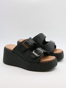 Bellucci Klapki w kolorze czarnym na koturnie rozmiar: 37. Czarne klapki Bellucci, bez wzorów, z otwartym noskiem, bez obcasa, na koturnie. Za 121,99 zł.