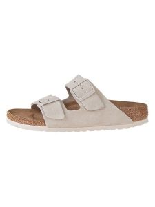 Birkenstock Skórzane klapki w kolorze kremowym rozmiar: 35. Brązowe klapki Birkenstock, bez wzorów, z otwartym noskiem, bez obcasa. Za 359,95 zł.