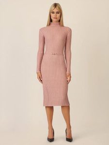 APART Sukienka dzianinowa w kolorze jasnoróżowym rozmiar: 40. Różowe sukienki Apart, bez wzorów, z dzianiny, bez kołnierzyka, bez ramiączek, midi. Za 230,99 zł.