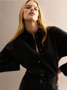 Jeansowa koszula z aplikacją - czarny. Czarne koszule Reserved, l, z aplikacjami, z bawełny, bez kołnierzyka, bez ramiączek. W wyprzedaży za 119,99 zł.