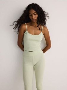 Bawełniane legginsy - jasnozielony. Zielone legginsy Reserved, bez wzorów, z bawełny. W wyprzedaży za 35,99 zł.