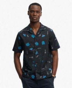 Superdry Koszula krótkie rękawy Cabana w print — 100% bawełna organiczna. Niebieskie koszule Superdry, l, bez wzorów, z bawełny, bez kołnierzyka, bez ramiączek. Za 301,95 zł.