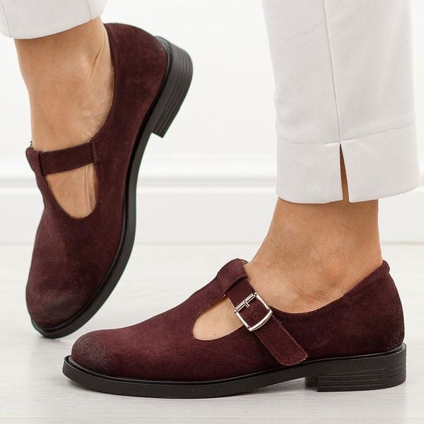 Bordowe welur skórzane Polskie półbuty damskie Deoni D658. Czerwone półbuty Deoni, na jesień, bez wzorów, z jeansu, z okrągłym noskiem, bez obcasa, na płaskiej podeszwie, bez zapięcia. Za 429,00 zł.