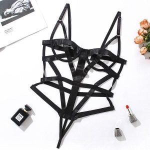 Body z elastycznym materiałem i szerokimi pasami na wieczorne wyjścia Calida. Czarne body i gorsety Intica, bez wzorów. Za 129,00 zł.