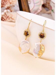 L'Atelier de Gaia Pozłacane kolczyki z perłami i cyrkoniami rozmiar: onesize. Białe kolczyki L'Atelier de Gaia, z cyrkonią, pozłacane. Za 43,99 zł.