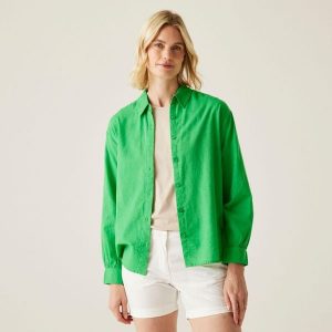 Koszula turystyczna damska Primevere. Zielone koszule Regatta, bez wzorów, z bawełny, bez kołnierzyka, bez ramiączek. W wyprzedaży za 216,00 zł.