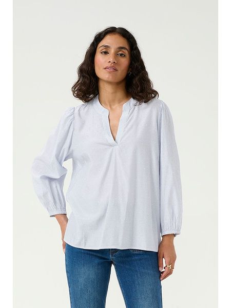 Kaffe Bluzka "Milena" w kolorze błękitno-białym rozmiar: 38. Niebieskie bluzki Kaffe, bez wzorów, bez kołnierzyka, bez ramiączek. Za 135,49 zł.