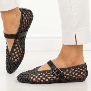 Czarne przewiewne baleriny damskie T.Sokolski 137. Czarne balerinki Sokolski, w ażurowe wzory, z jeansu, z okrągłym noskiem, bez obcasa, na płaskiej podeszwie, bez zapięcia. W wyprzedaży za 157,52 zł.