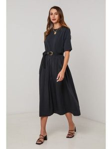 Lin Passion Sukienka w kolorze czarnym rozmiar: 38/40. Czarne sukienki Lin Passion, bez wzorów, z bawełny, klasyczne, bez kołnierzyka, bez ramiączek, midi. Za 130,99 zł.