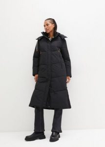 Płaszcz pikowany outdoorowy. Czarne płaszcze bonprix, bez wzorów, z kapturem. Za 309,99 zł.