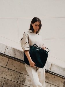 Maison héritage PARIS Skórzany shopper bag "Naya" w kolorze ciemnozielonym - 41 x 30 x 10 cm rozmiar: onesize. Zielone shopper bag Maison héritage PARIS, bez wzorów, z materiału, na ramię, bez dodatków. Za 434,99 zł.