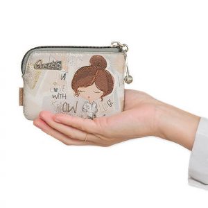 Portfel damski Anekke, z ozdobnym nadrukiem i metalowym logo zapinany na zamek błyskawiczny idealny na monety karty i drobne dokumenty kompaktowy for. Szare portfele Anekke, bez wzorów. Za 109,00 zł.