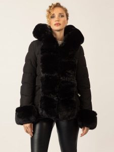 APART Kurtka zimowa w kolorze czarnym rozmiar: 40. Czarne kurtki Apart, na zimę, bez wzorów, z puchu, bez kaptura. Za 546,48 zł.