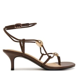 Sandały Guess. Brązowe sandały Guess, z aplikacjami, bez obcasa, na szpilce, bez zapięcia. Za 494,99 zł.