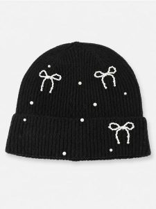 Prążkowana czapka beanie z ozdobną aplikacją kokard - czarny. Czarne czapki Sinsay, z aplikacjami, prążkowane. Za 19,99 zł.