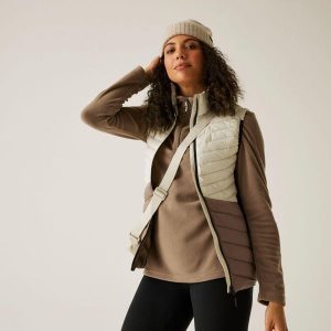 Kamizelka damska hybrydowa Leedre. Brązowe kamizelki Regatta, bez wzorów, z puchu, bez kołnierzyka, bez ramiączek, bez kaptura. Za 249,99 zł.