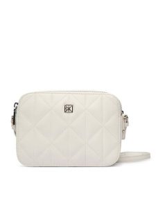 Calvin Klein Torebka Quilted Camera Bag LV04F3328G Biały. Białe listonoszki Calvin Klein, bez wzorów, ze skóry, bez dodatków. Za 449,99 zł.