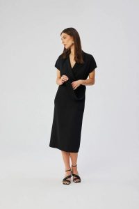 Elegancka sukienka ołówkowa z kołnierzem czarna. Czarne sukienki Stylove, do pracy, l, bez wzorów, z elastanu, biznesowe, bez kołnierzyka, bez ramiączek, midi, dopasowane. Za 349,00 zł.