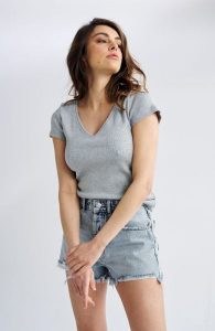 BLUZKA SARA JASNO SZARA KRÓTKI RĘKAW L - Flawless. Szare bluzki Flawless, l, bez wzorów, z dresówki, biznesowe, bez kołnierzyka, bez ramiączek. Za 72,00 zł.