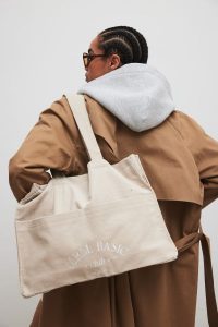 Torba typu shopper bag wykonana ze sztruksu w kolorze CLASSIC BEIGE - MRSL BASIC CLUB-UNI. Brązowe shopper bag Marsala, bez wzorów, z bawełny, bez dodatków. Za 219,90 zł.