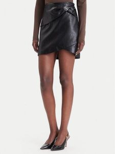 Guess Spódnica z imitacji skóry W6BD27 W4251 Czarny Slim Fit. Czarne spódnice Guess, xxl, z aplikacjami, ze skóry. Za 434,99 zł.
