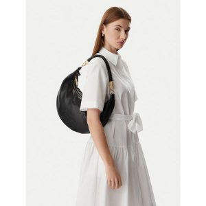 Torebka LOVE MOSCHINO. Czarne torebki klasyczne LOVE MOSCHINO, bez wzorów, bez dodatków. Za 579,99 zł.