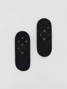 Skarpety z antypoślizgiem 2 pack - czarny. Czarne skarpetki Reserved, bez wzorów. Za 59,99 zł.