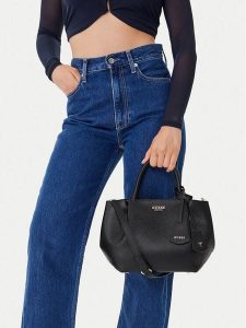 Guess Torebka Amorette HWBG78 98060 Czarny. Czarne torebki klasyczne Guess, z aplikacjami, ze skóry, bez dodatków. Za 419,99 zł.