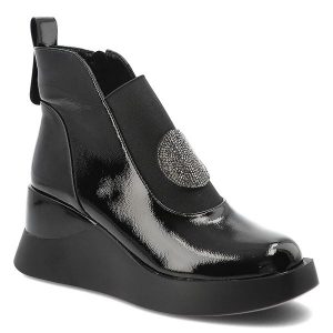 Czarne Botki S.Barski Wygodne Lakierowane Buty Damskie. Czarne botki S.BARSKI, z aplikacjami, z lakierowanej skóry, bez obcasa, na koturnie, bez zapięcia. Za 254,99 zł.