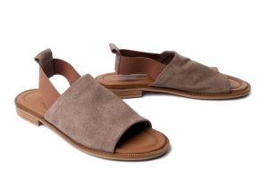 Artiker Relaks 58C2169 viosone suede, sandały damskie. Brązowe sandały Artiker Relaks, bez wzorów, z nubiku, bez obcasa, bez zapięcia. Za 194,90 zł.