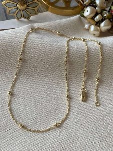 Luseera Pozłacany naszyjnik z elementami ozdobnymi - dł. 45 cm rozmiar: onesize. Żółte naszyjniki Luseera, pozłacane. Za 43,99 zł.