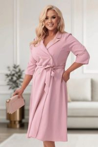 Elegancka żakietowa sukienka Marietta w kolorze pudrowego różu XXL OVERSIZE WIOSNA. Czerwone sukienki Moda Size Plus Iwanek, do pracy, na wiosnę, l, bez wzorów, z elastanu, biznesowe, bez kołnierzyka, bez ramiączek, mini, oversize. Za 325,00 zł.