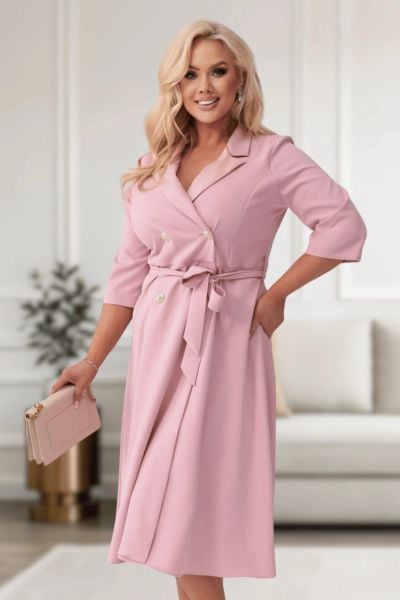 Elegancka żakietowa sukienka Marietta w kolorze pudrowego różu XXL OVERSIZE WIOSNA. Czerwone sukienki Moda Size Plus Iwanek, do pracy, na wiosnę, l, bez wzorów, z elastanu, biznesowe, bez kołnierzyka, bez ramiączek, mini, oversize. Za 325,00 zł.