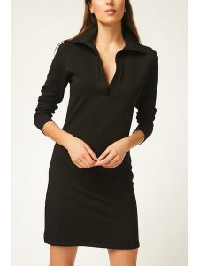 Milan Kiss Sukienka w kolorze czarnym rozmiar: M. Czarne sukienki Milan Kiss, na co dzień, m, bez wzorów, z bawełny, bez kołnierzyka, bez ramiączek, mini, proste. Za 130,99 zł.