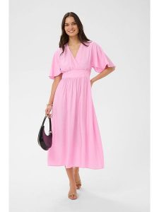 Kaffe Sukienka w kolorze jasnoróżowym rozmiar: 34. Różowe sukienki Kaffe, bez wzorów, bez kołnierzyka, bez ramiączek, midi. Za 195,99 zł.