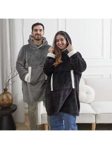 THE HOME DECO FACTORY Bluza (produkt niespodzianka) rozmiar: onesize. Czarne bluzy THE HOME DECO FACTORY, bez wzorów, z kapturem. Za 52,99 zł.