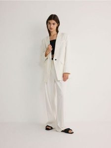 Marynarka z dodatkiem wiskozy - biały. Białe marynarki i żakiety Reserved, bez wzorów, z tkaniny. W wyprzedaży za 89,99 zł.