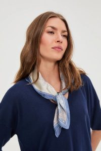 Apaszka błękitna. Niebieskie apaszki i chusty MOODO, bez wzorów, z poliesteru. Za 34,99 zł.