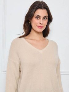 CXL by Christian Lacroix Sweter w kolorze beżowym rozmiar: onesize. Brązowe swetry oversize CXL by Christian Lacroix, bez wzorów, bez ramiączek. Za 208,99 zł.