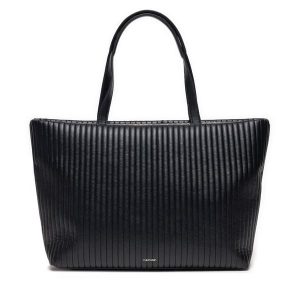 Torebka Calvin Klein. Czarne torebki klasyczne Calvin Klein, bez wzorów, bez dodatków. Za 419,99 zł.