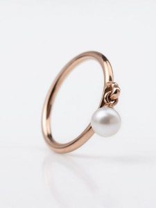 Pandora Pozłacany pierścionek z perłą rozmiar: 54. Białe pierścionki Pandora, z perłą, pozłacane. Za 308,95 zł.