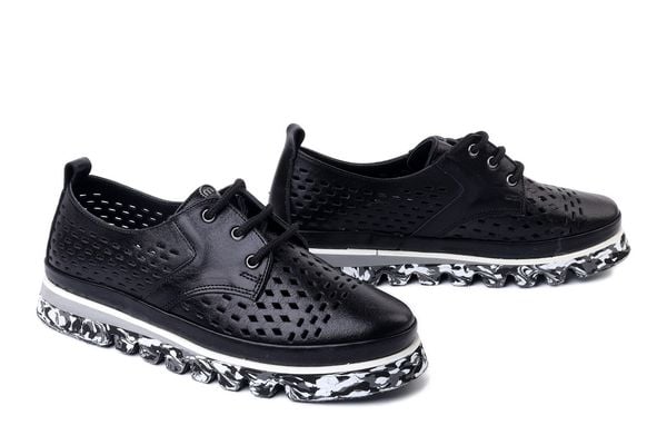 MANITU 850159-01 schwarz, półbuty damskie. Czarne półbuty Manitu, na lato, w ażurowe wzory, ze skóry, bez obcasa, bez zapięcia. Za 297,41 zł.