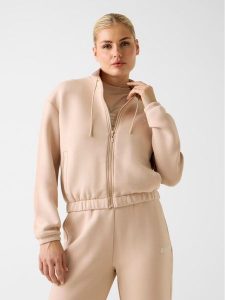 Guess Bluza 169845 Beżowy Classic Fit. Brązowe bluzy Guess, xxs, z aplikacjami, bez kaptura. Za 395,00 zł.