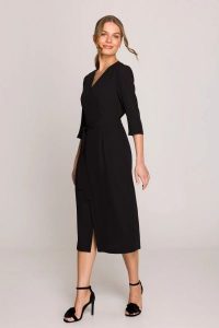 Elegancka sukienka midi z dekoltem V i rozcięciem czarna. Czarne sukienki Stylove, do pracy, uniwersalny, bez wzorów, z elastanu, biznesowe, bez kołnierzyka, dla wysokich, bez ramiączek, midi, dopasowane. Za 429,00 zł.