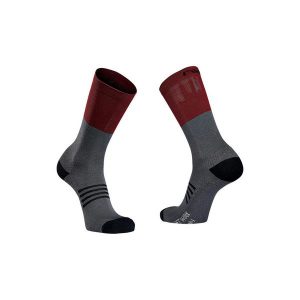 Skarpety rowerowe NORTHWAVE EXTREME PRO HIGH SOCK. Czerwone skarpetki Northwave, bez wzorów. Za 60,00 zł.